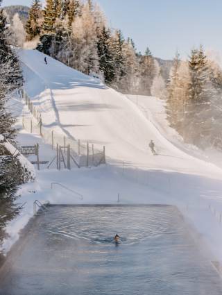 Skiabfahrt direkt am Hotel Naturhotel Forsthofgut Winterurlaub Österreich Leogang